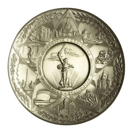 Тарелка декоративная 15см металл ВОЛГОГРАД античное олово с подставкой 15-1ATN-KN3-80 (1)