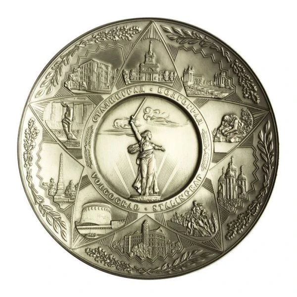 Тарелка декоративная 15см металл ВОЛГОГРАД античное олово с подставкой 15-1ATN-KN3-80 (1)