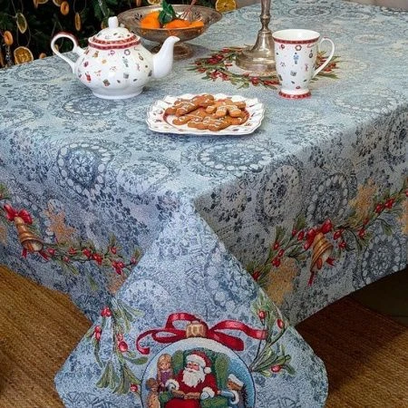 Скатерть новогодняя 140*180см гобелен НОВОГОДНИЕ ЯГОДЫ серо-голубой фон