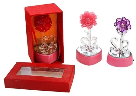 яяяФигурка ЛЕБЕДИ ПОД ЯРКИМ ЦВЕТКОМ стекло свет на зеркальной подставке 6,5*12см 615982