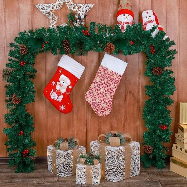 Ёлочная гирлянда шишками и красными ягодами, пышная 3 м,300 веток. НГУ-5552