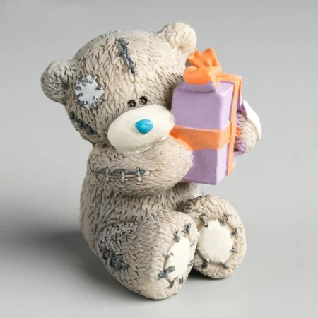 Фигурка Медвежонок Me to you с подарком полистоун 6,5*7см 4518165