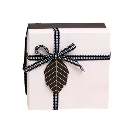 Коробка подарочная картон 15*15*7см Листок белый/черный