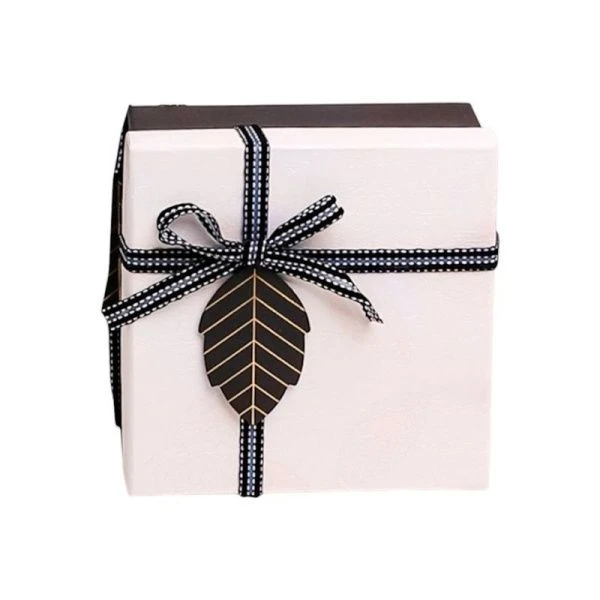 Коробка подарочная картон 15*15*7см Листок белый/черный