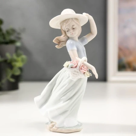яяяСтатуэтка Девочка в шляпке с корзинкой цветов керамика 16см (48)