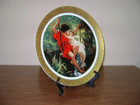 яяяТарелка декоративная 25см с подставкой Влюблённые на качелях SA-081011 яяяТарелка декоративная 25см с подставкой Влюблённые на качелях SA-081011