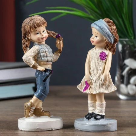 Статуэтка Девочка модница полистоун 13*5,5*4см (2/240)